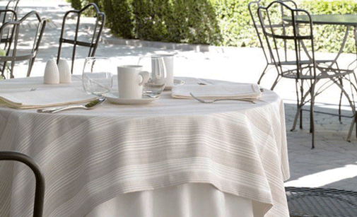 Mesa con mantelería de Vayoil Textil