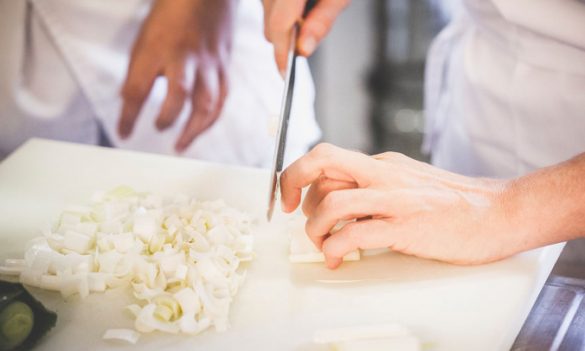 Alumnos cocinando en Cooking Club