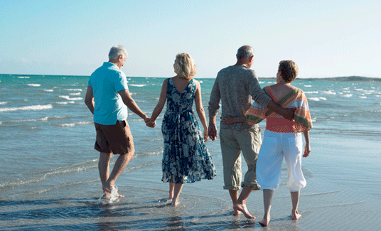 Profesionalhoreca, turistas senior en la playa, turismo silver