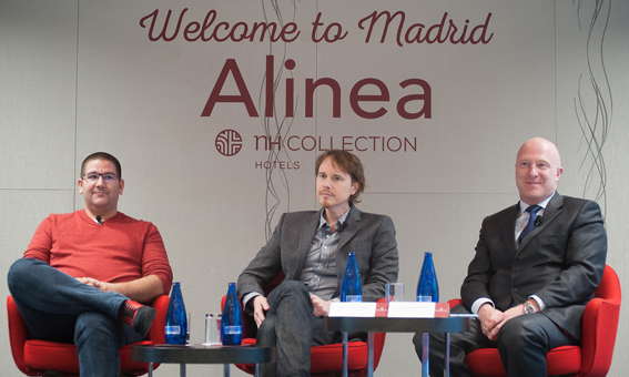 De izda. a dcha., Dani García, impulsor del traslado; Grant Achatz y Hugo Rovira, director general NH Hotels, en la presentación