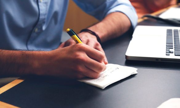 Persona trabajando ante un ordenador