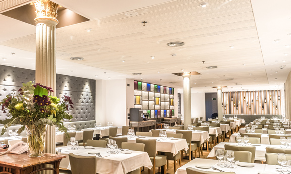 El cálido comedor principal del restaurante Cullera de Boix