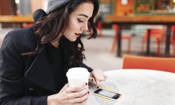 Recarga de móvil en la mesa de la cafetería