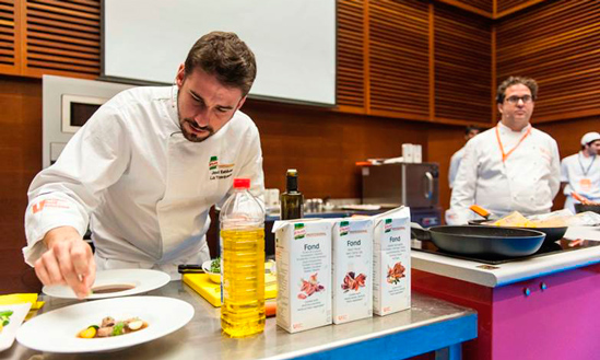 Javi Estévez da los últimos toques a la gelée de ternera, en san Sebastián Gastronomika