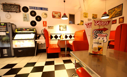 Los locales Diner licen un cuidado ambiente retro