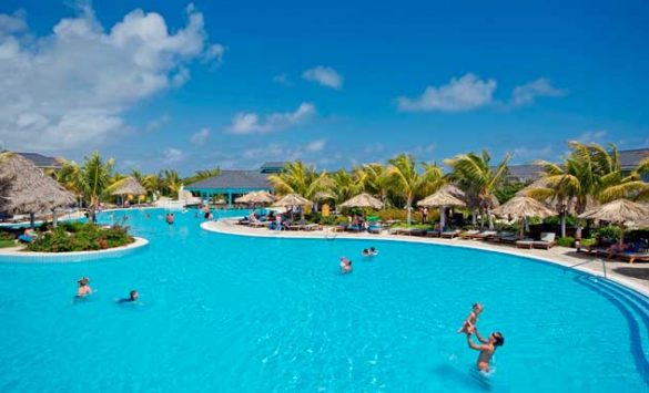 Piscina de un hotel Meliá en Cuba
