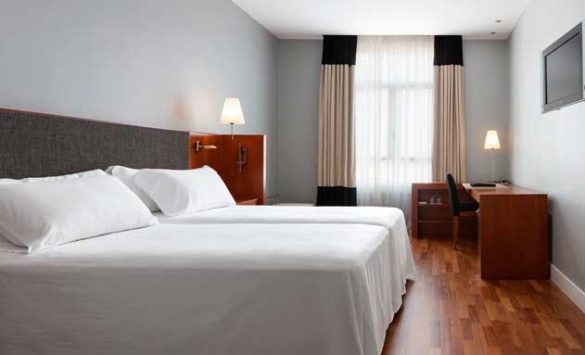 Habitación y fachada del hotel Puerta de Alcalá