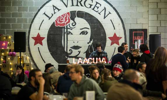Fiesta realizada por La Aguja con cervezas la Virgen.
