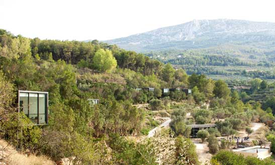 Situado en el Valle de Guadalest, el hotel Vivood está totalmente integrado en el medio natural