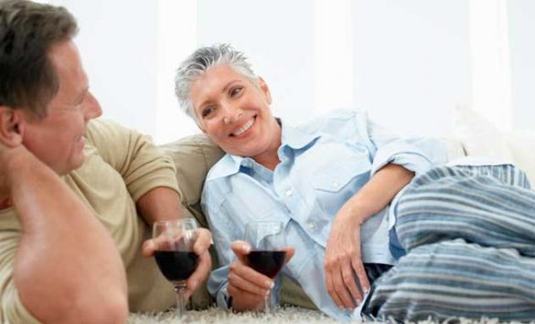 Pareja de seniors tomando una copa de vino