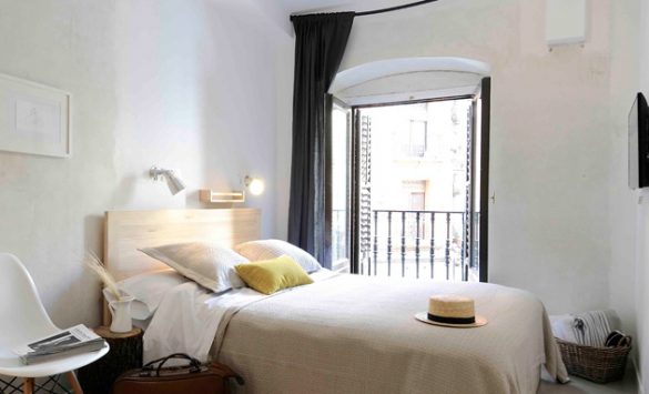 Sencillez y comodidad en una de las habitaciones dobles del hostel