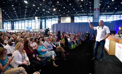 El chef Robert Irvine, en una de sus ponencias en la feria NRA
