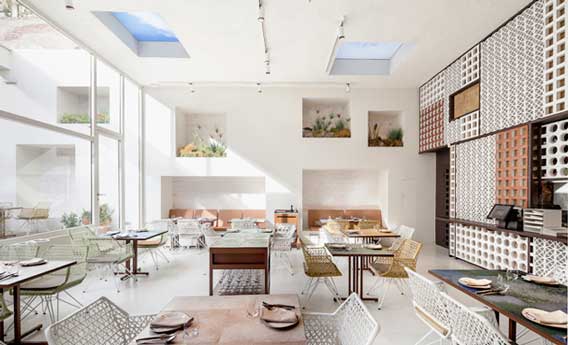 La sala, llena de luz mediterránea, del restaurante Disfrutar. Las fotos de este post son © de Adrià Goula para Equipo Creativo