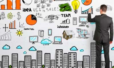 Ejecutivo escribiendo en la pared