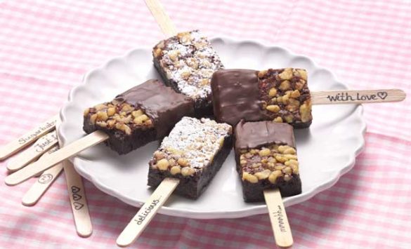Polos de brownie: un palito de madera hace el milagro