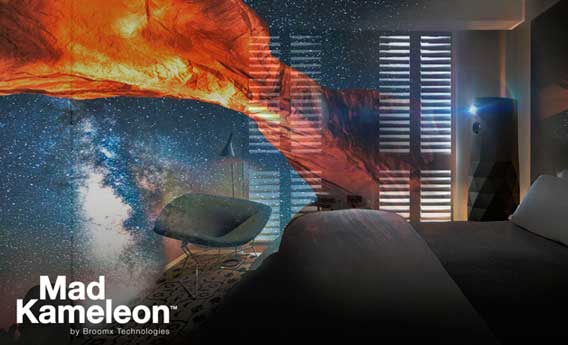 Habitación de hotel con el proyector MadKameleon en funcionamiento
