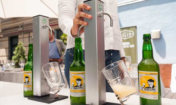 Escanciadores eléctricos en la sidrería A Cañada Delic