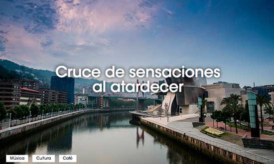 La ría de Bilbao junto al museo Guggenheim