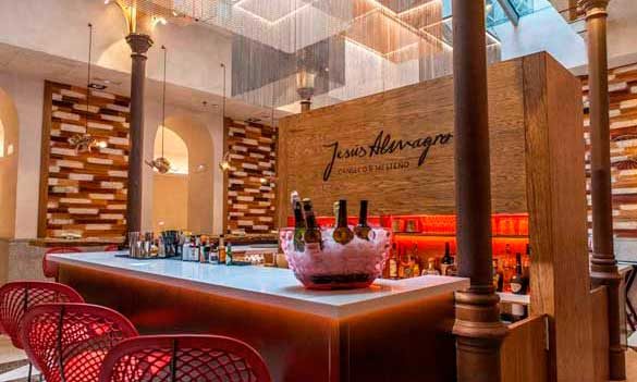 Rojo vibrante y madera para la barra gasto de Canseco