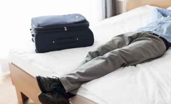 Ejecutivo descansando en una cama