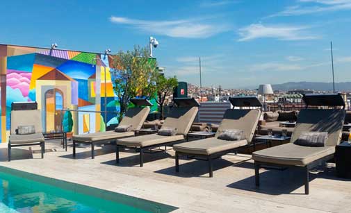 Tumbonas con cargador solar en la terraza del hotel Majestic