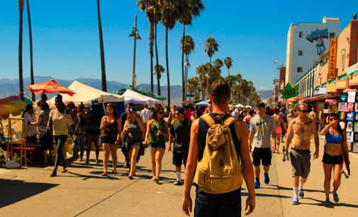 Turistas en paseo marítimo