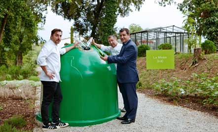 Los hermanos Roca en el contenedor verde de reciclaje de vidrio