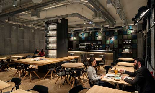 La madera y un aire industrial logran gran calidez en OhBo