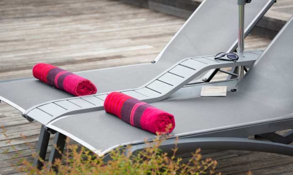 Tumbona doble Sunset con mesa y sombrilla incorporada