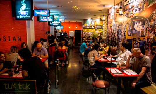 Interior de uno de los restaurantes Tuk Tuk en Madrid
