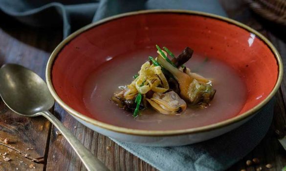 Corazón de alcachofas con almejas de carril e infusionado de citronelle al txakoli, receta de Unilever Food Service