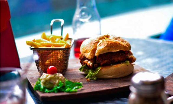 Hamburguesa con cesta de patatas fritas