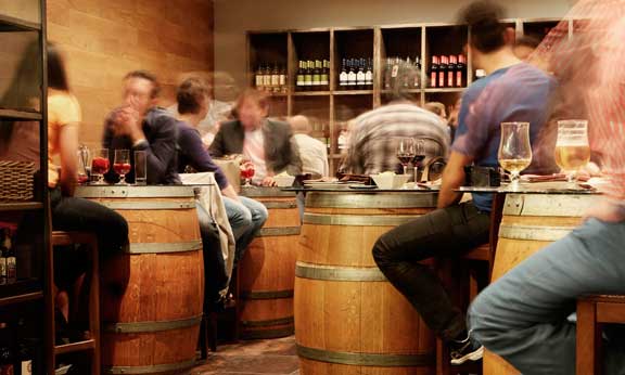 Profesionalhoreca, Personas en un bar de tapas, turismo gastronómico