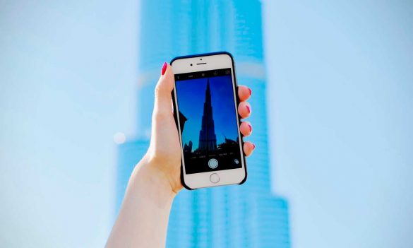 Sacando una foto a un edificio con el móvil