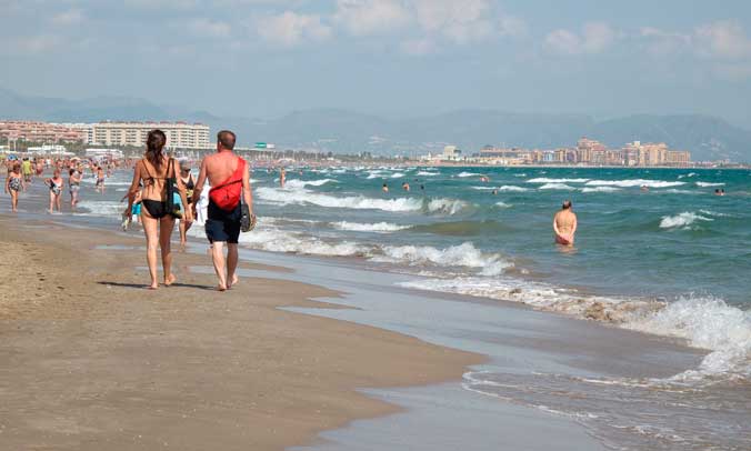 Profesionalhoreca, turstas paseando por la playa