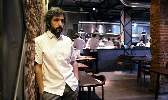 Diego Guerrero, luciendo su chaquetilla