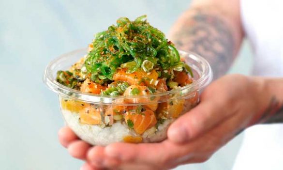 Un poke bowl con pescado y vegetales del restaurante Sweetfin Poké