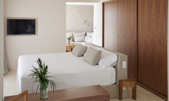 Cama de habitación de hotel vestida con lencería de Vayoil