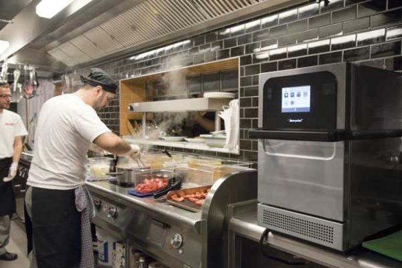 El horno compacto Merrychef es un equipo fijo en las cocinas de L'Osteria
