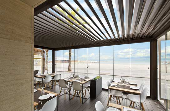 Comedor de líneas puras creado con una pérgola bioclimática Saxun