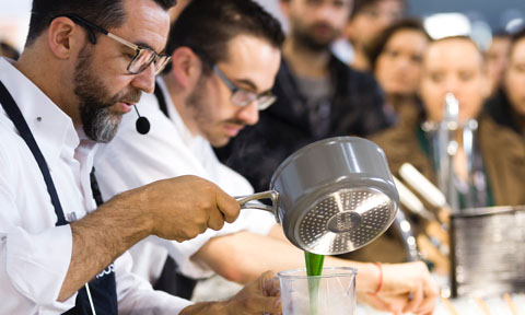 Chefs trabajando en el espacio espacio The Alimentaria Experience