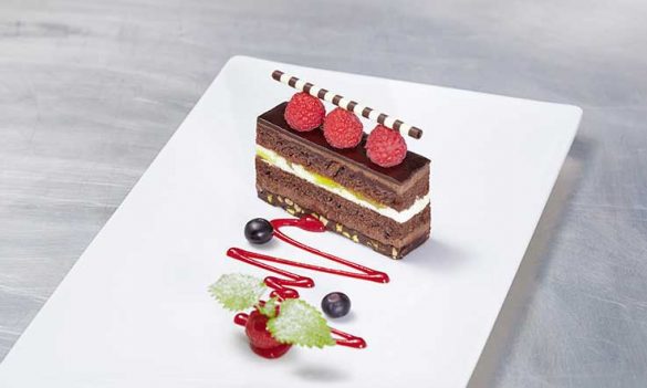 Postre hecho con la Plancha crujiente de chocolate y naranja de Erlenbacher