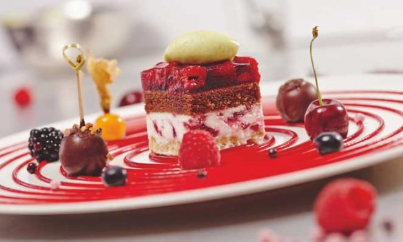 Postre hecho con la a Plancha crujiente de frambuesa y arándanos de Erlenbacher