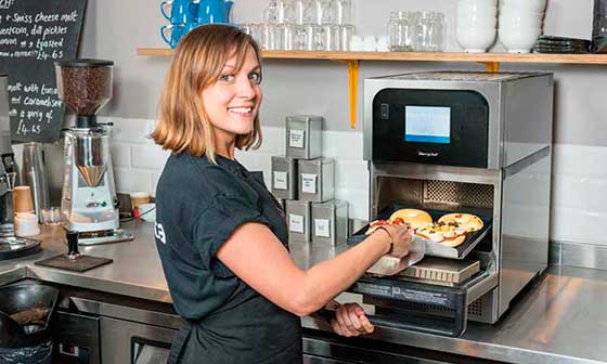 Horno Merrychef en una cafetería