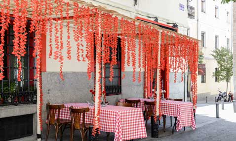 La fachada decorada de Taberna Mariano