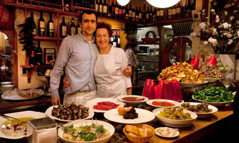 Amaiur Martínez y Amaia Ortuzar, tras la surtida barra de Ganbara