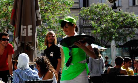 Camarera en una terraza