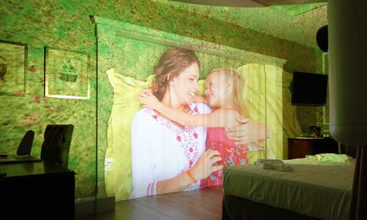 Experiencias inmersivas envolventes en una suite del hotel Catalonia Passeig de Gracia