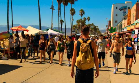 Turistas en paseo marítimo