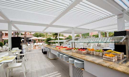 Pérgola bioclimática Saxun en el buffet del hotel Oliva Nova Beach & Golf Resort, en Oliva (Valencia)